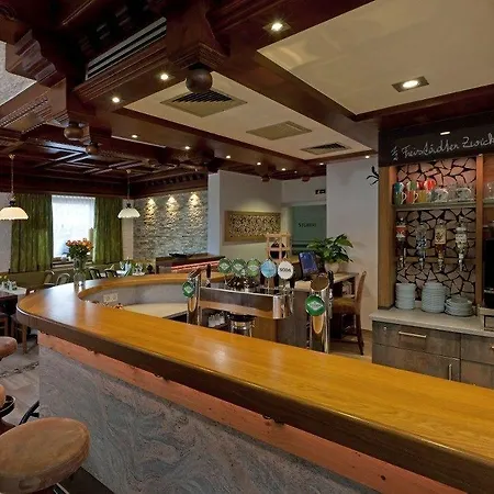 Zur Haltestelle Lasberg